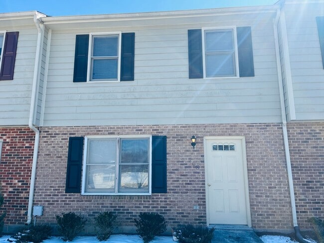 Building Photo - * RE-RENTAL AVAILABLE 4/6/26 * 3 Bedroom 2.5 Bath Townhouse