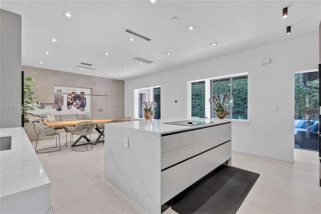 Photo - 725 W 49th St