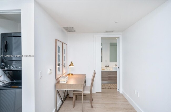 Photo - 121 NE 34th St Unidad L402