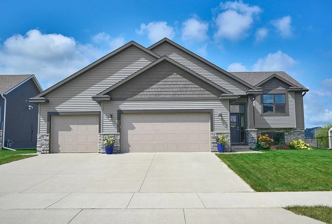 Building Photo - 5 bedrooms 3 bathrooms and a 3-car garage Rental