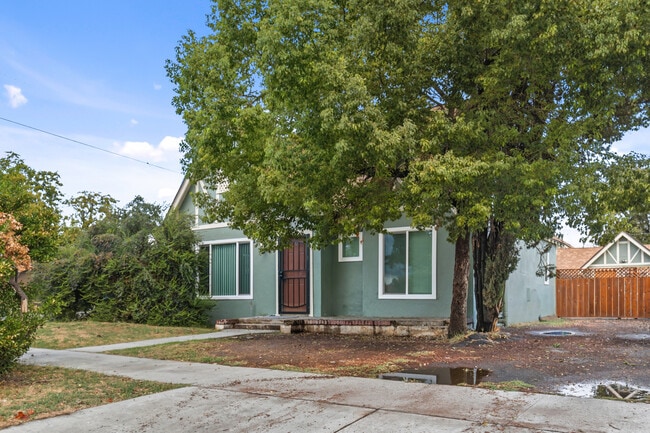 Photo - 252 N G St