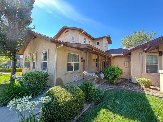 Building Photo - MOVE IN SPECIAL $500 OFF FIRST MONTHS RENT in this 55+ Community!!
