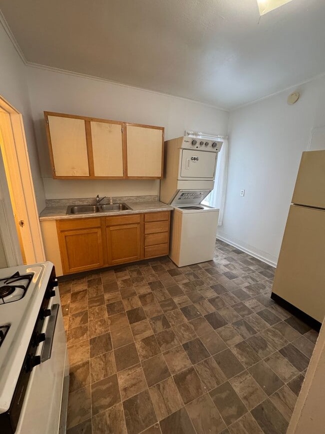 Building Photo - 822 Oneida St Unit 2