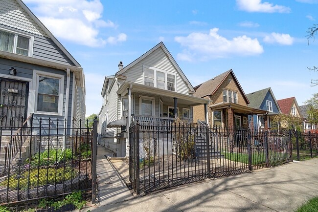 Building Photo - 2206 N Kostner Ave Unit B