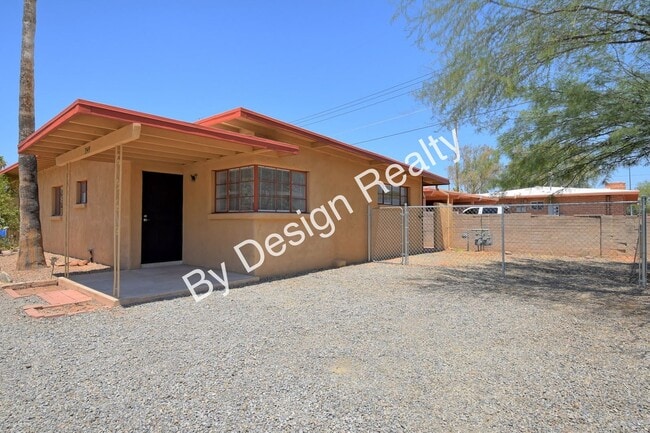 Building Photo - Updated 2 Bedroom 1 Bath - Off-Street Parking - Fenced Yard