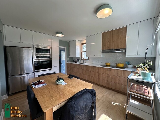 Building Photo - 3 Bedroom Home in Highland Park