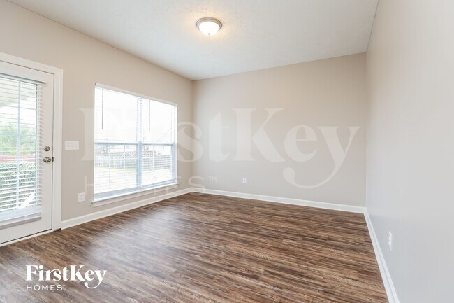 Photo - 837 Manderlay Way