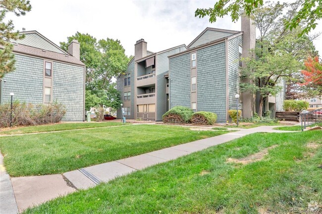 Building Photo - Spacious 2Bd/2Ba Townhome with Loft
