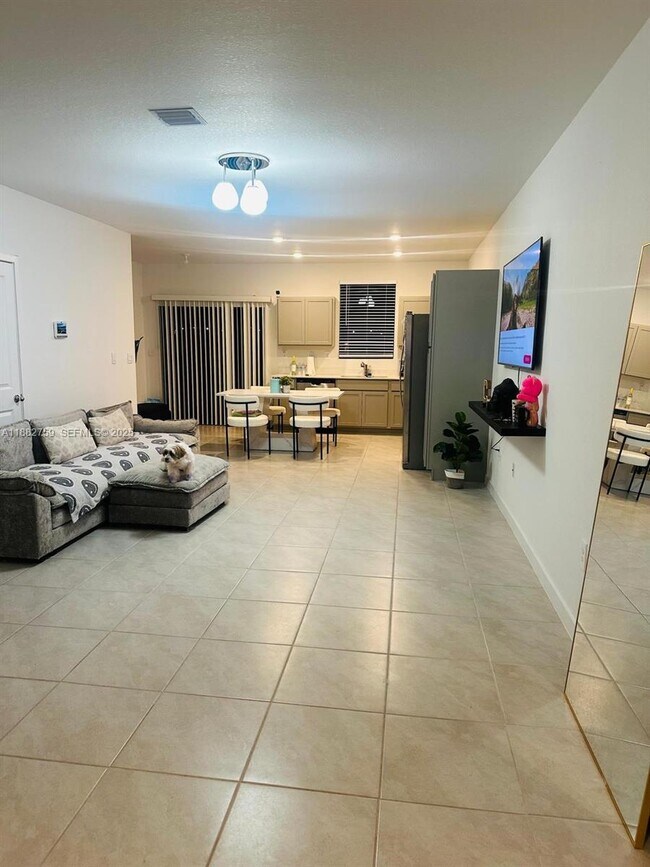 Photo - 437 NE 13th St