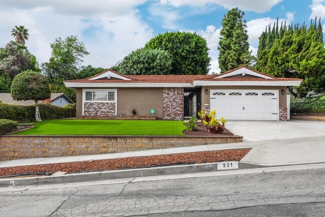 Building Photo - Adorable 4 Bed / 2 Bath Single Family Home