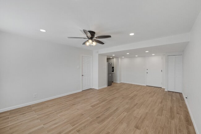 Building Photo - 7520 Hornwood Dr Unit 704