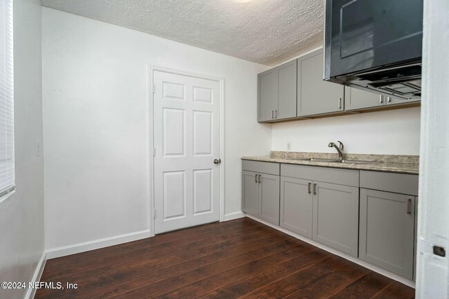 Photo - 2221 Commonwealth Ave