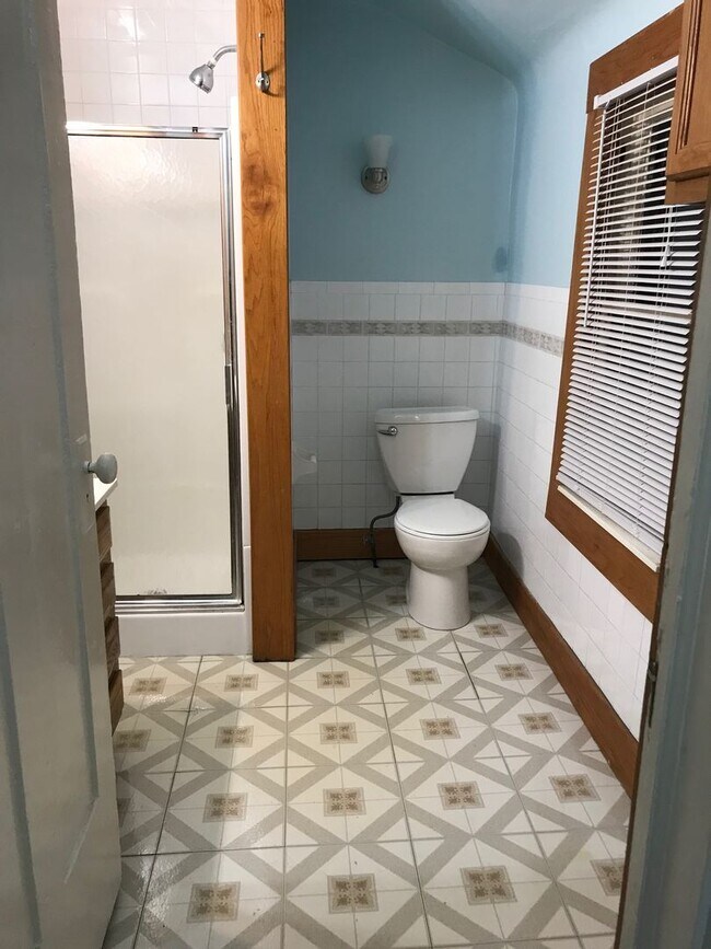 Photo - 6 Bedroom 2 Bathroom Home Available NOW fo...