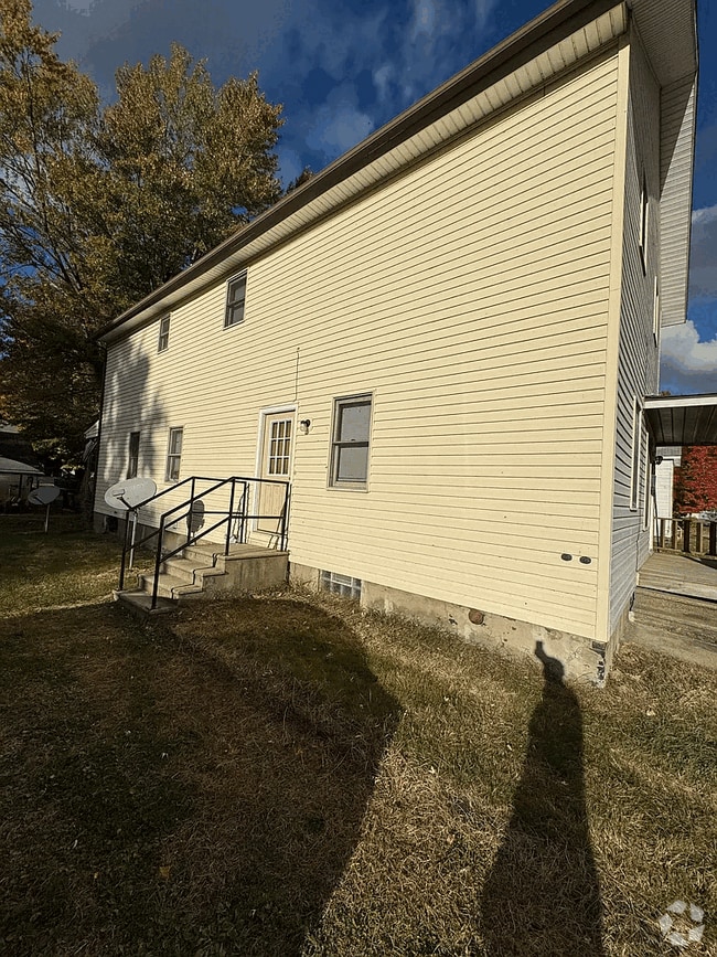 Building Photo - 10052 Railroad St Unit Apartment #1