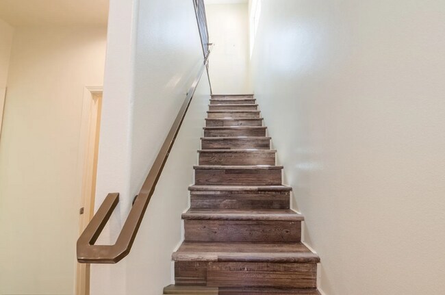 Photo - 3258 1/2 Dundas St.