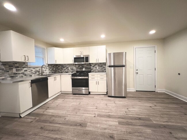 Building Photo - Updated 2BR house with off street parking!