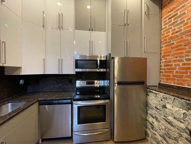 Building Photo - 1028 Commonwealth Ave Unit 103