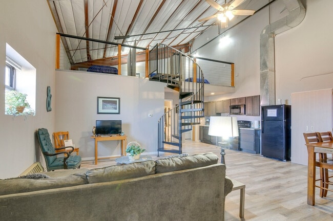 Building Photo - 800 Oak St