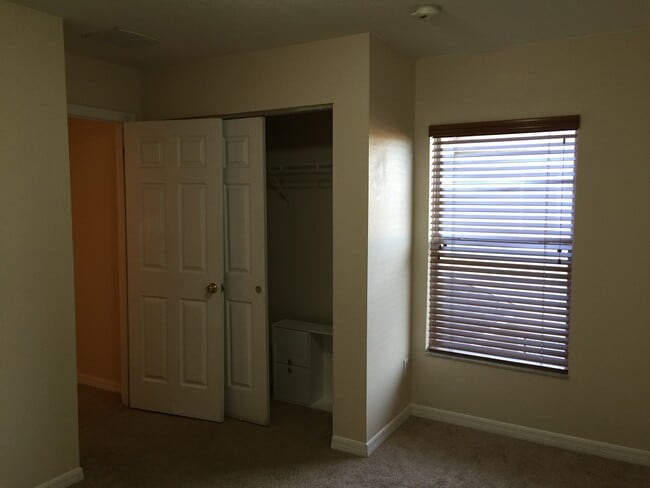 Building Photo - 3 bedroom townhouse in the desired Avalon Park