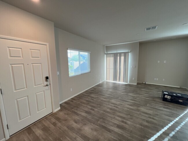 Photo - Beautiful 3 bedroom 3 bathroom townhome Unidad #103