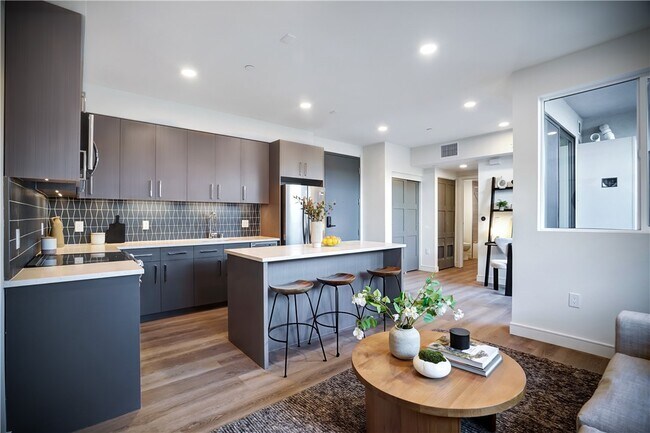 5717 Carlton Way Unidad 708