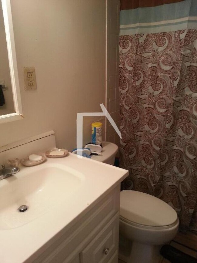 Photo - 245 Kelton St