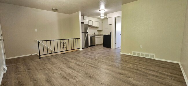 Photo - AVAILABLE NOW! Arvada 3 Bed 2 Bath Duplex New Paint New Flooring! Unidad 3