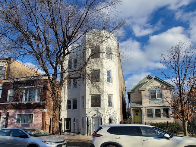 Building Photo - 1123 N Mozart St Unit 2