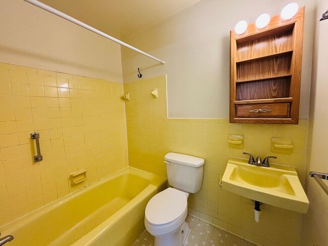 Photo - 111 Canterbury Ct