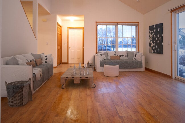 Photo - 909 Fraser Ln