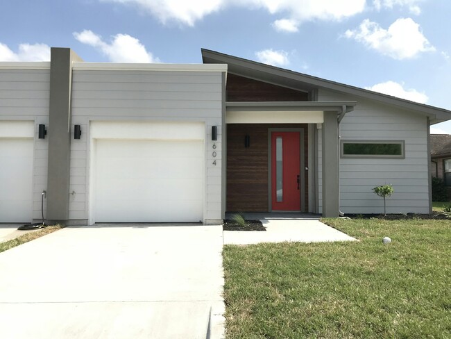 Building Photo - 604 Camelot Dr Rental