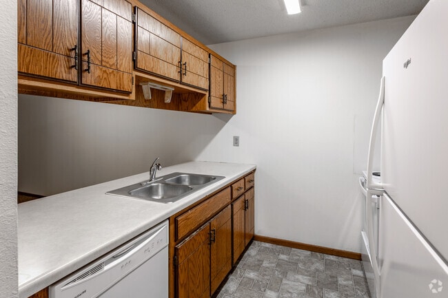 4BR, 1BA - 1,250SF - Kitchen - 512 8th Ave S