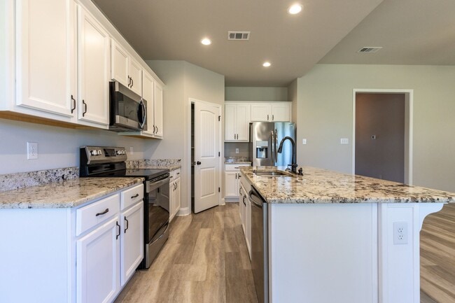 Photo - 3 Bedrooms / 2 Bathrooms in Silverhill! Mid-August