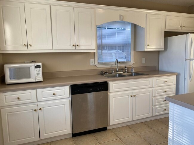 Photo - 2108 Abigail Ln SW