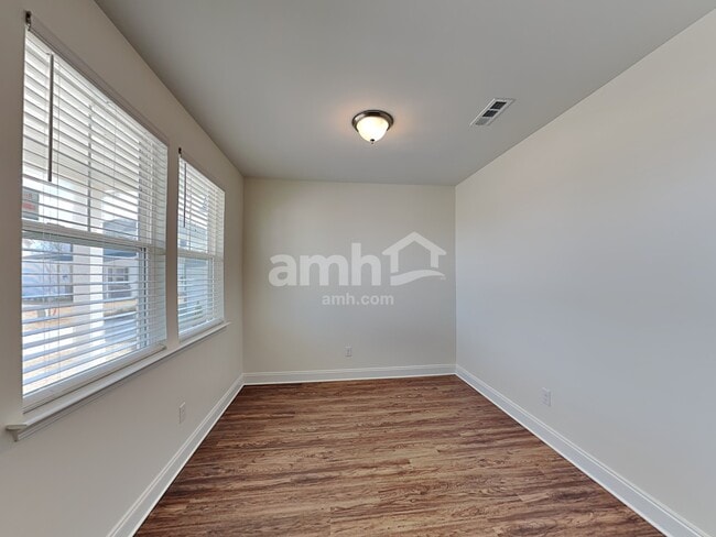 Photo - 1360 Lomond Dr