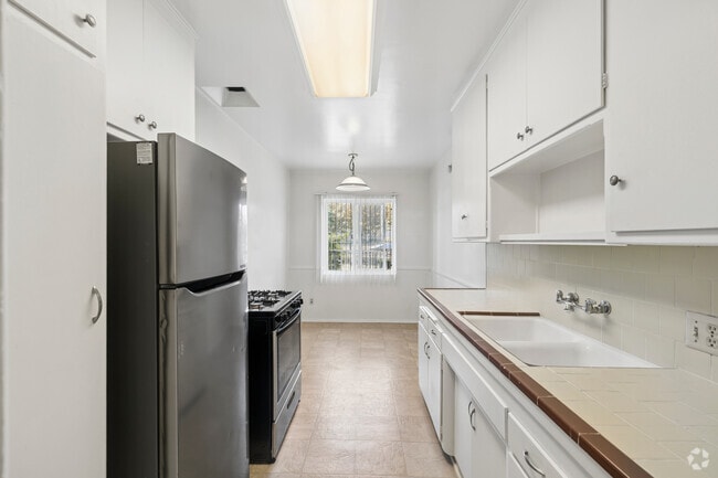 1BR, 1BA - 850SF - Kitchen