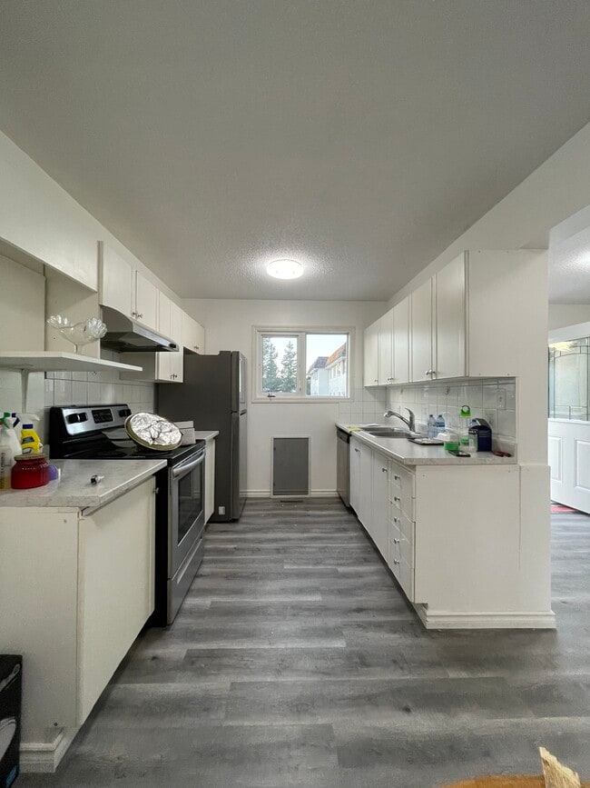 Photo - 11363 22 Av NW