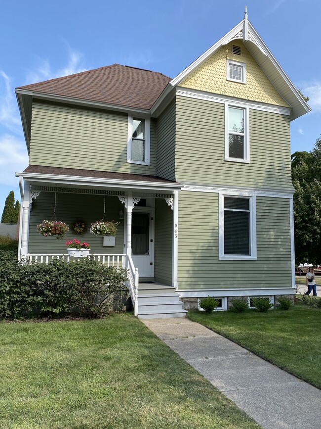 Building Photo - 545 Maple St Rental