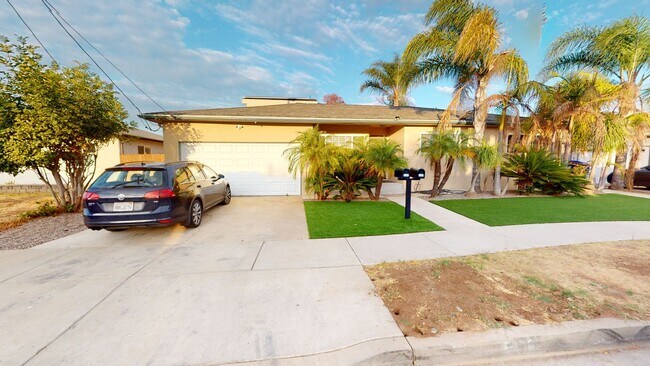 Building Photo - 4 Bedroom House on Leo with Garage!