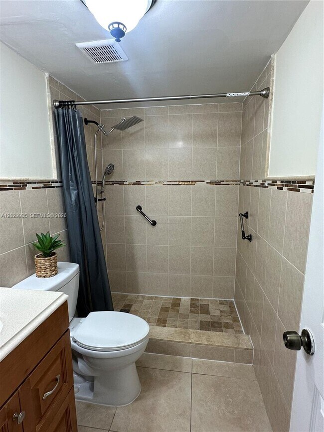 Photo - 1075 W 68th St Unidad 309