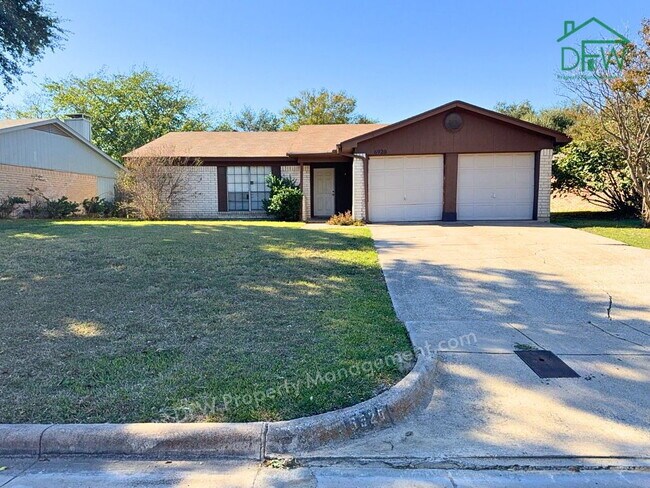 Building Photo - Single-Story 3BR/2BA — 2-Car Garage, Fireplace, Large Fenced Yard — Available Now