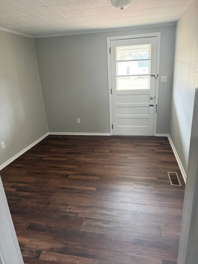 Photo - 301 W Steele St