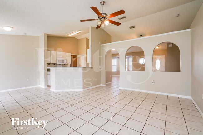 Photo - 873 Jarnac Dr