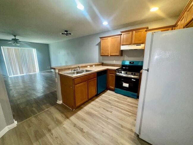 3 bedroom 2.5 bath Oakcrest Townhome with Laminate and Tile flooring Throughout, and a 1 Car Garage!