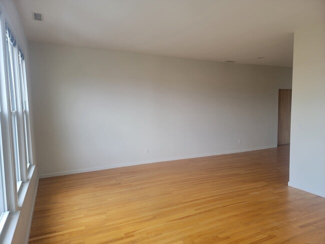 Photo - 1094 Main St