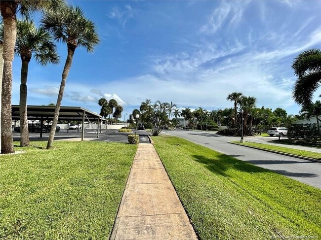 Building Photo - 200 SE Four Winds Dr Unit 210