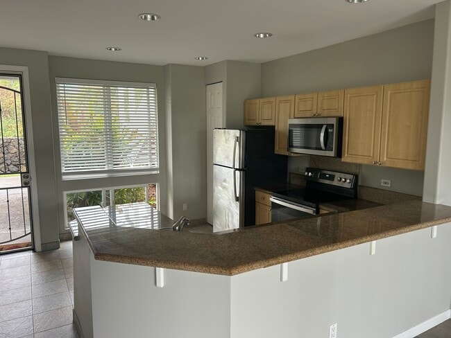 Kitchen and breakfast/bar counter - 75-6009 Alii Dr Unit Kona Sea Ridge H-1