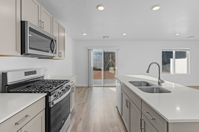 Building Photo - Comfortable and Spacious 4-Bedroom Townhom... Rental