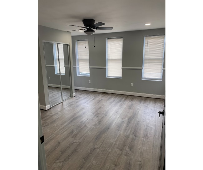 210 N Mount St Unidad 1B Available $650 1B