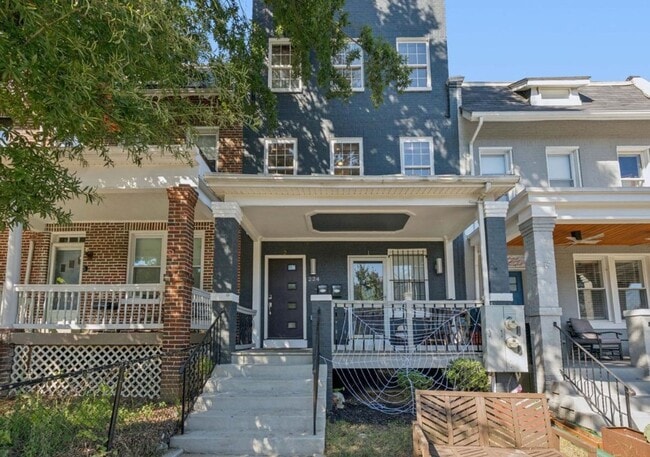 Building Photo - Large Sunny Eckington Three Bed/Three Bath Interior Rowhouse Condo Home
